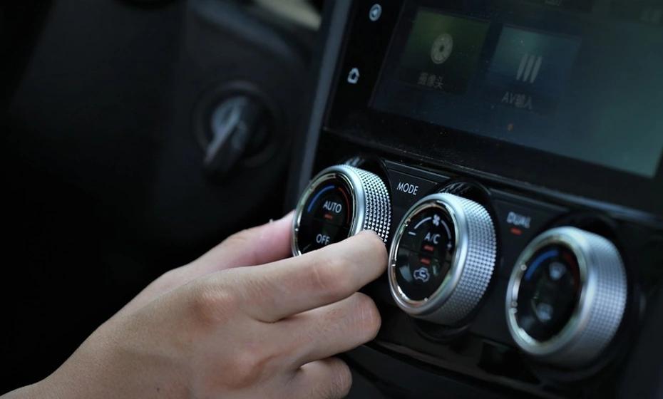 Dalle auto familiari alle auto di lusso: come può uno schermo con manopola girevole rendere la console centrale allo stesso tempo semplice e avanzata?